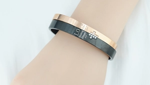 Détails des bracelets de couple en acier titane avec croix et gravure de texte Love