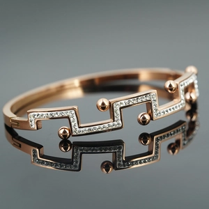 Bracelet jonc élégant en acier titane rose doré avec motif labyrinthe et diamants