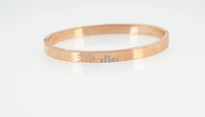 Détail du bracelet en titane or rose avec gravure LOVE et petits cristaux incrustés