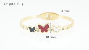 Details des vergoldeten Titanstahl-Armbands mit bunten Schmetterlingen und Zirkonia
