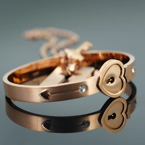 Rose gold titanium steel couple jewelry set with arrow heart lock bracelet and key necklace
