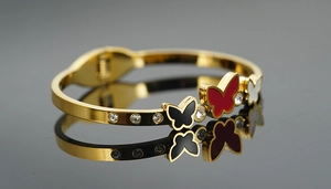 Detailansicht eines goldenen Schmetterlingsarmbands mit Emaille und Zirkonia-Akzenten