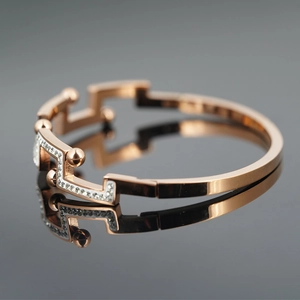Bracelet jonc en or rose avec cristaux étincelants et design géométrique en forme de T