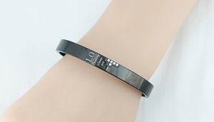 Vue détaillée du bracelet en titane noir avec gravure LOVE et détails en cristal