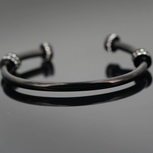 Bracelet Jonc de Luxe en Acier Titane Noir Ouvert Avec Zircone Claire et Motif Gravé de Vagues pour Femmes Bijoux