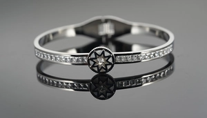 Vue détaillée du bracelet en acier titane argenté avec zircons et motif d'étoile