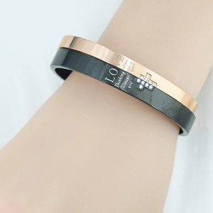 Bracelet Jonc à la Mode en Acier Titane Avec Motif de Croix en Zircone et Gravure Romantique Accessoires de Bijoux de Couple