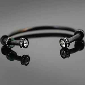 Bracelet manchette C en acier titane noir minimaliste avec détails en cristal étincelant