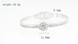 Détail d'un bracelet jonc argenté avec zircons et motif étoile, largeur 5,1 mm
