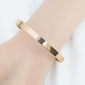 Bracelet jonc minimaliste en acier titane or rose avec finition polie effet miroir pour femme