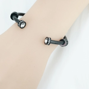 Bracelet jonc noir en acier inoxydable avec incrustation de zircone circulaire