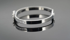 Vue détaillée du bracelet en acier titane argenté avec zircons carrés et fermoir charnière