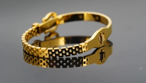 Detaillierte Nahaufnahme des goldenen Gürtelschnalle-Armreifs mit Gitterstruktur