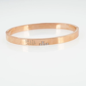 Bracelet LOVE en acier inoxydable or rose avec cristaux sur fond blanc à effet miroir
