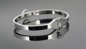 Détail du bracelet en acier titane avec boucle industrielle et incrustation de diamants
