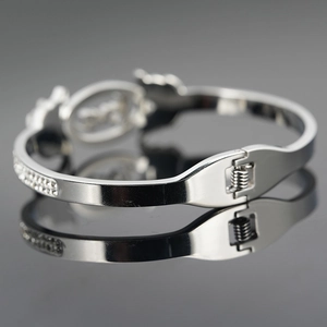 Silbernes Titanstahlarmband mit Schmetterlings-Liebes-Design und weißen Strasssteinen