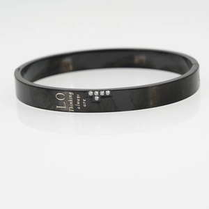 Bracelet jonc en acier titane noir mat avec gravure LOVE et détails de cristaux en T
