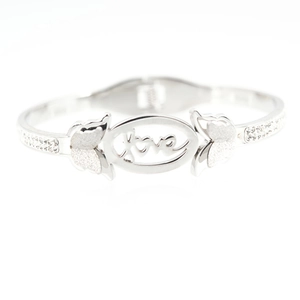 Silbernes Armband aus Titanstahl mit Schmetterlingsanhängern und Love-Oval-Mittelstück