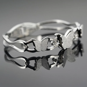 Luxury Titanium Steel Butterfly Bangle For Women Silver Plated Rhinestone Frosted Butterfly Opening Bracelet Fashion Jewelry