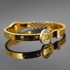 Luxuriöser Armreif mit 18K Goldbeschichtung, Gürtelschnallen-Verschluss und Zirkon