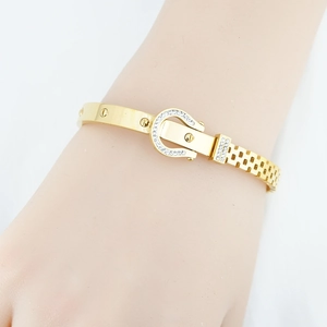 Luxuriöses Armband aus Gold-Titanstahl mit Hufeisenschnalle und Schraubenmuster