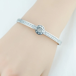 Bracelet jonc en acier titane argenté avec zircons carrés et un pendentif étoile