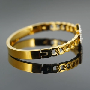 Luxurious gold-plated titanium steel star bracelet with sparkling zircon crystals