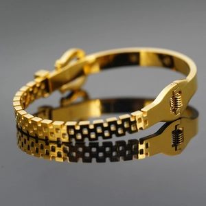 Luxuriöses goldenes Titanstahl-Armband mit Schnallendesign und gewebter geometrischer Textur