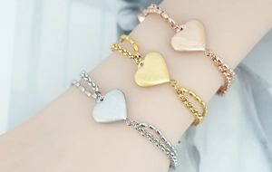 Dettaglio del bracciale a doppio strato in acciaio al titanio con ciondoli a cuore