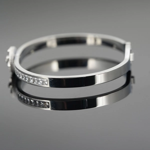Bracelet élégant en acier titane avec diamants carrés sur surface réfléchissante