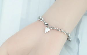 Dettaglio del bracciale doppio strato in acciaio al titanio con pendente geometrico
