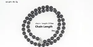Détail du collier en perles d'obsidienne mate 8mm avec perles intercalaires et fermoir