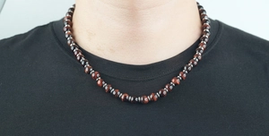 Vue détaillée du collier pour homme en œil de tigre rouge avec perles argentées polies