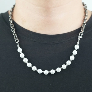 Collana asimmetrica unisex con anelli di metallo argento e perle bianche su maglietta