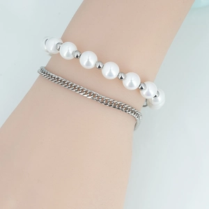 Bracelet double couche en acier titane avec chaîne gourmette et perles blanches élégantes