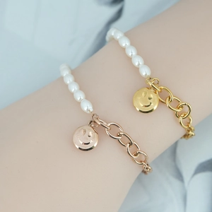 Bracelets en perles et acier titane pour femmes avec breloques smiley or et or rose
