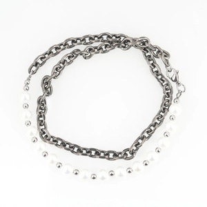 Collana a doppio strato con maglie metalliche industriali e eleganti perle bianche