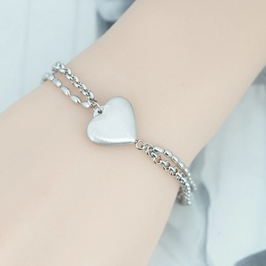 Bracciale a doppio strato in acciaio inossidabile con pendente a cuore opaco e catena