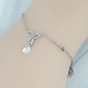 Bracelet élégant en acier inoxydable argenté avec pendentif nœud et pierre de zircon