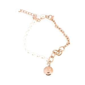 Bracelet asymétrique en perles et maillons or rose avec un pendentif visage souriant