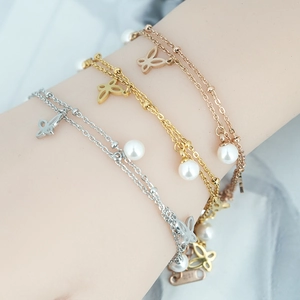 Bracelet Double Couche en Acier Titane à la Mode pour Femme Élégant Pendentif Papillon Creux Avec Imitation Künstliche Perle Blanche Bijoux