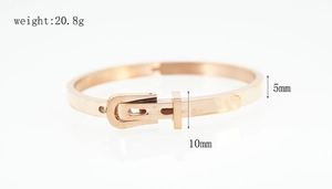 Détail du bracelet boucle de ceinture or rose avec hauteur 10mm et largeur 5mm