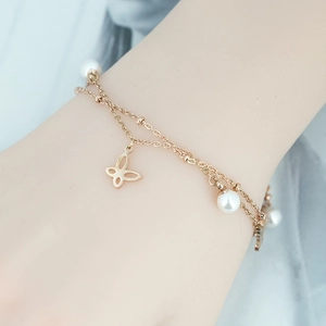 Bracelet double couche en or rose avec perles blanches et pendentif papillon évidé