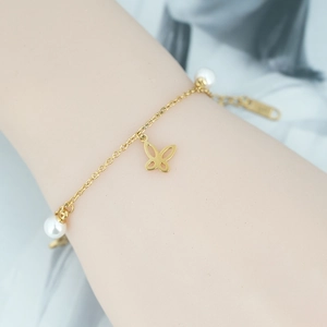 Bracelet double couche doré élégant avec pendentif papillon et perles blanches synthétiques