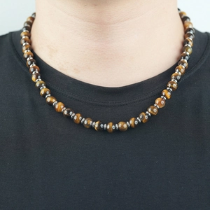 Collier pour homme en perles œil de tigre de 8mm avec entretoises métalliques sur noir