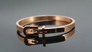 Détail du bracelet jonc boucle de ceinture en or rose avec finition polie et réflexion