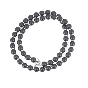 Collier en perles d'obsidienne noire mate avec espaceurs en métal argenté et fermoir
