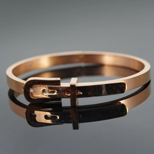Bracelet Jonc pour Femmes en Acier Inoxydable Or Rose Boucle de Ceinture Minimaliste Bijoux de Mode Urbaine Poli Cadeau