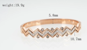Dettaglio del bracciale a onde in acciaio inossidabile oro rosa con zirconi incastonati