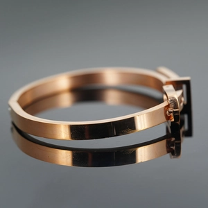 Bracelet élégant en acier inoxydable or rose avec boucle de ceinture et finition polie